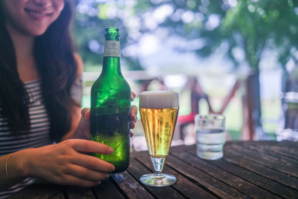 美丽的年轻女子放松在户外餐厅图片下载