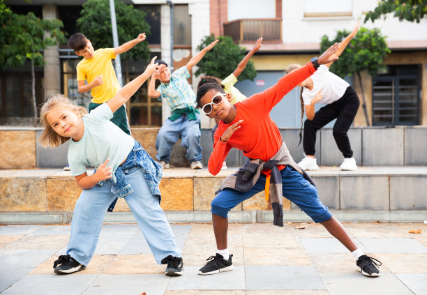 孩子们在城市街道上练习嘻哈图片下载