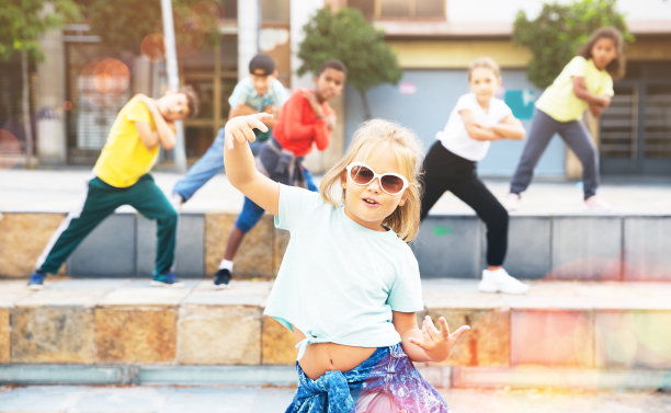 女孩嘻哈舞者在户外摆姿势图片下载