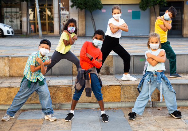 孩子们戴着面具在街上跳舞图片下载