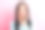 迷人的学生女士的照片听好消息张开嘴手臂在颧骨上穿运动衫孤立的粉红色背景图片下载
