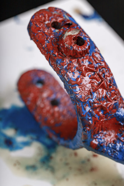 用化学试剂除去旧漆。清洁金属表面的旧涂层。车间工作场所。图片下载