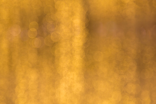 黄色和橙色的光失去焦点的散景照片。用于圣诞节和新年或季节性壁纸或背景图片下载