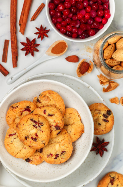 新鲜烘焙的自制圣诞饼干，有蔓越莓，杏仁，白巧克力，肉桂和八角。美味的节日饼干。文化遗产。有选择性的重点图片下载