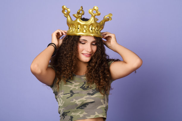 戴着金冠的漂亮少女图片下载