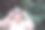 年长的女人看着镜头做了一个接吻的手势。图片下载