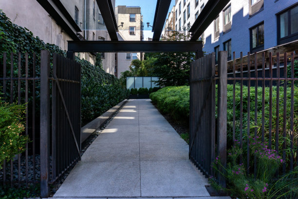 在纽约曼哈顿，一个进入公寓大楼的入口图片下载