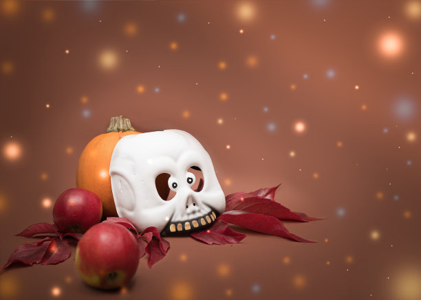 一个闪烁着魔法灯的万圣节噩梦。南瓜，幽灵面具和红草。拷贝空间，正面视图。图片下载