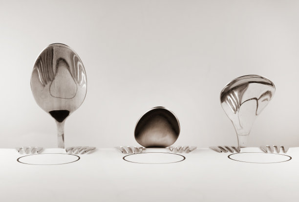 由勺子和叉子组成的家庭正在准备吃饭。图片下载