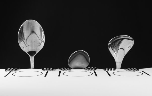 由勺子和叉子组成的家庭正在准备吃饭。图片下载