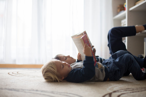 可爱的孩子，男孩，在家里读书，快乐图片下载