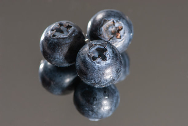 特写的蓝色沼泽覆盆子镜面图片下载