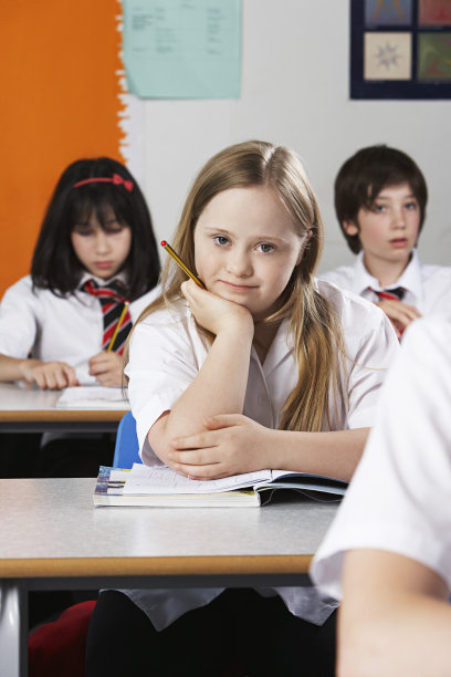 患有唐氏综合症的女孩(10-12)在课堂上的表现图片下载