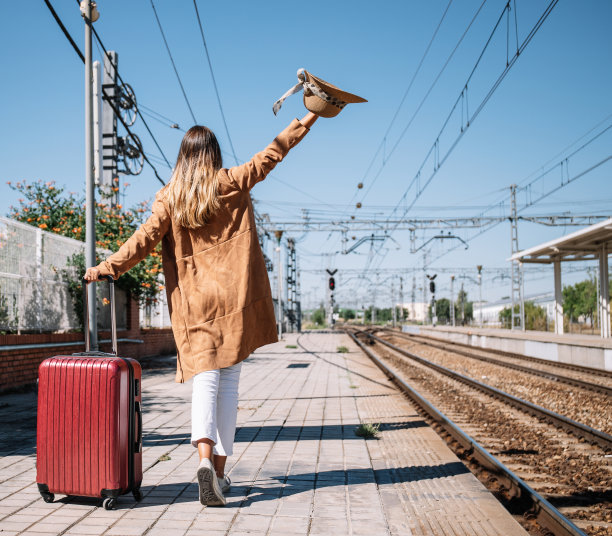 在火车站台上行走的陌生女性游客图片下载