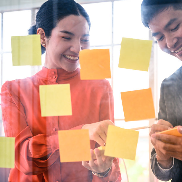 商务情侣在办公室见面，用便签分享想法。图片下载