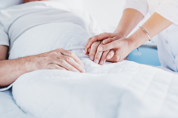 支持和关怀女性医疗专业人员与男性病人。近距离观察图片下载