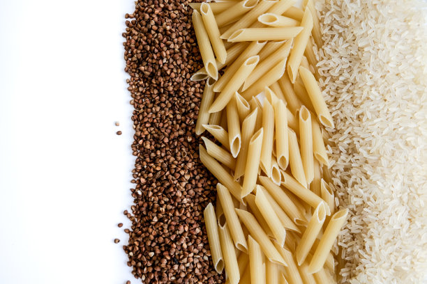 为了在家里隔离冠状病毒爆发，恐慌地大量购买食品。图片下载