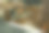 家庭作业。特写镜头，妇女在熨衣板上用熨斗熨烫衣服。蒸汽喷射在照片中清晰可见。图片下载