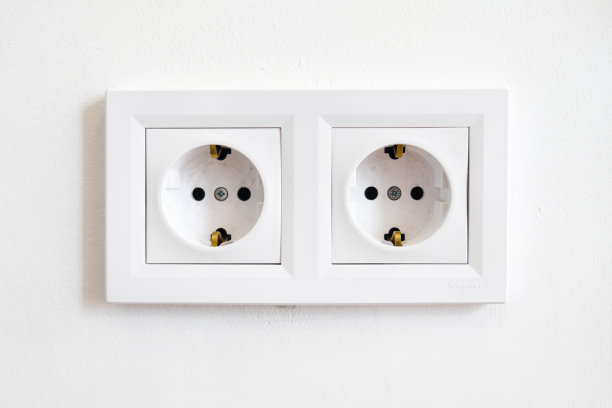 一对白色欧洲220W高压插座正面白色墙壁上。图片下载