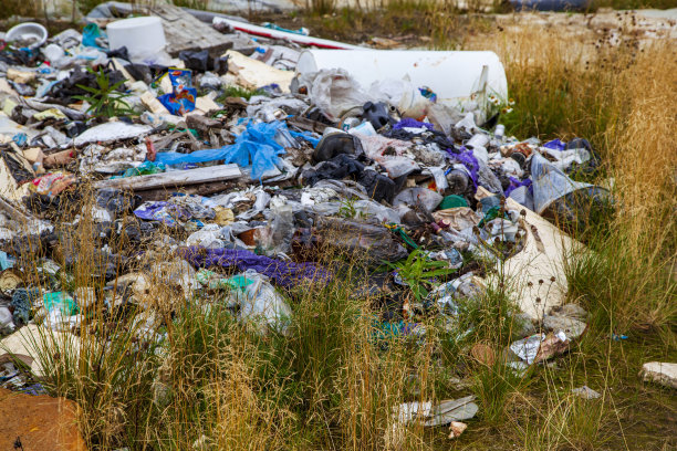 垃圾填埋场，环境政策，垃圾填埋场横幅上的各种垃圾(在垃圾上看不到商标)图片下载