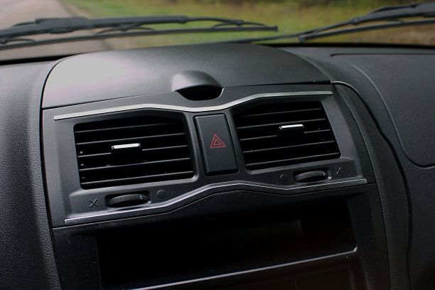 汽车前面板的碎片图片下载