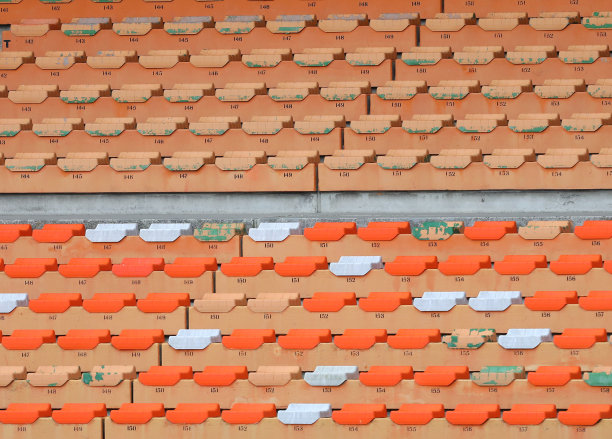 空的塑料体育场座位。图片下载