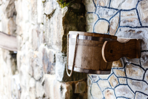 石墙背景上的旧木桶图片下载