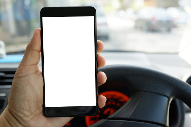 成人手握空白屏幕智能手机在车图片下载