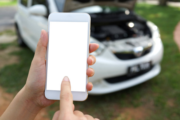 以智能手机为背景的女性手特写图片下载