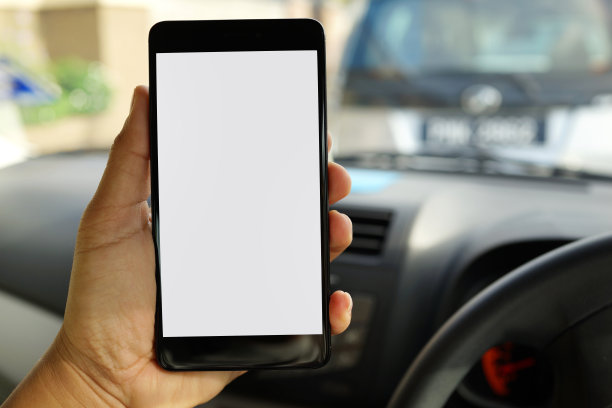 成人手握空白屏幕智能手机在车图片下载