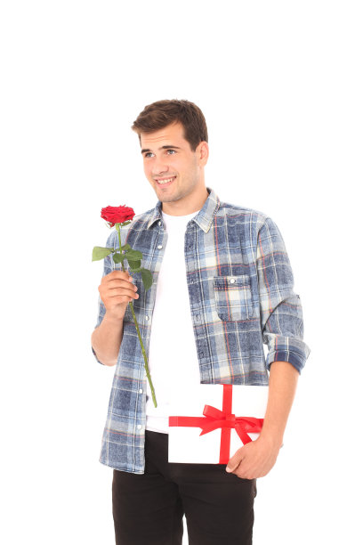 浪漫的年轻人用红玫瑰和白礼盒隔离。模拟和复制空间。情人节图片下载
