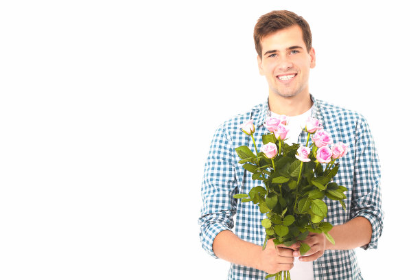 花交付。背后有一束粉色玫瑰的男人被隔离在白色的地上。模拟和复制空间。母亲节图片下载