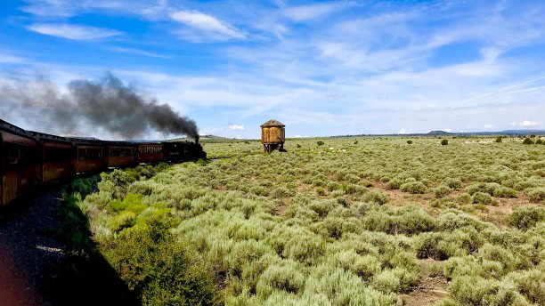 西方的火车图片下载