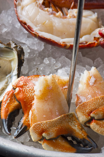 海鲜塔。牡蛎，虾，龙虾，蟹腿，鱼子酱。新鲜的牡蛎配上葱和鸡尾酒酱汁，木犀草酱汁和新鲜的柠檬和酸橙。经典的美国牛排或法式小酒馆开胃菜。图片下载