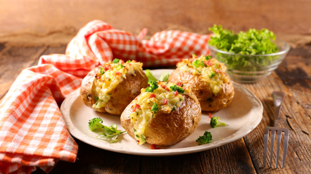 烤土豆配芝士、奶油和培根图片下载