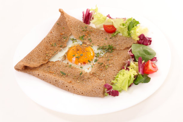 可丽饼，鸡蛋和莴苣，白底图片下载