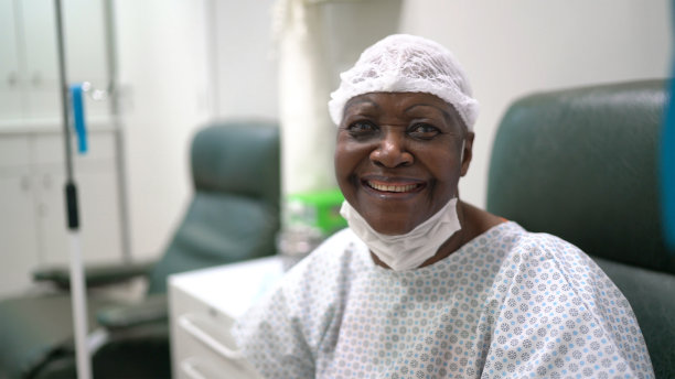 一名年长的女病人在医院摘下面罩微笑的肖像图片下载