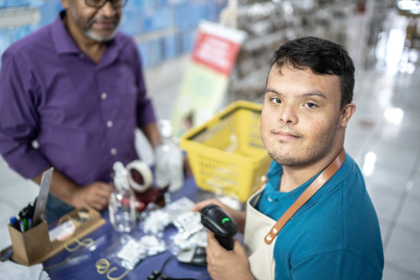 一个特殊需要收银员在商店工作的肖像图片下载