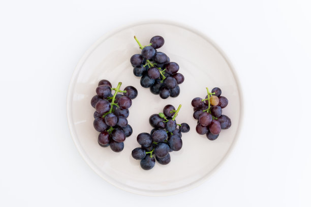 紫色的葡萄在盘子里图片下载
