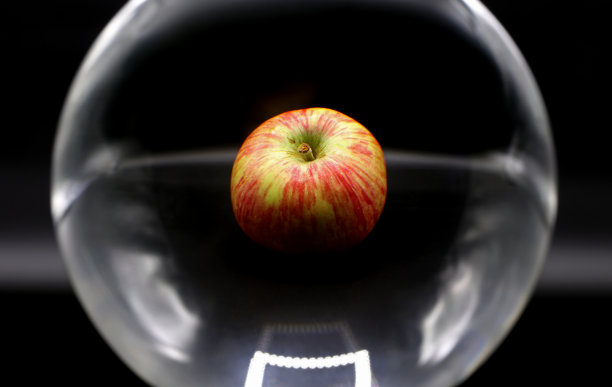 玻璃球里的红苹果图片下载