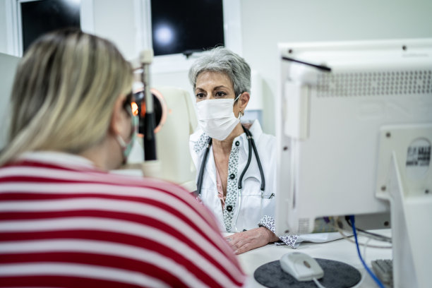 验光师检查病人的眼睛图片下载