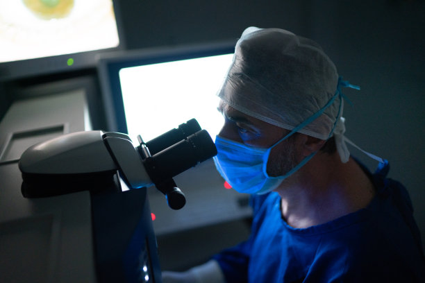 医生做检查或手术的医生图片下载