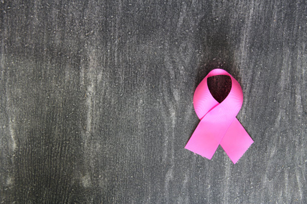 粉色的丝带在复古的灰色木质背景上，用于对抗乳腺癌图片下载
