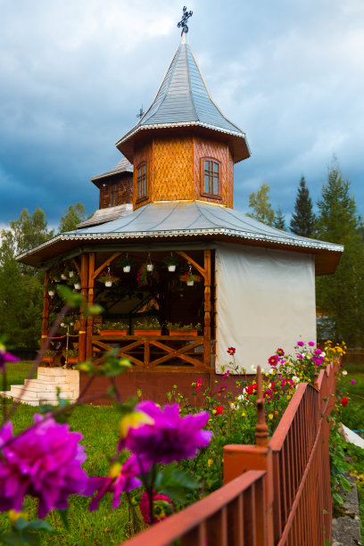 罗马尼亚卡利巴巴的木制教堂图片下载