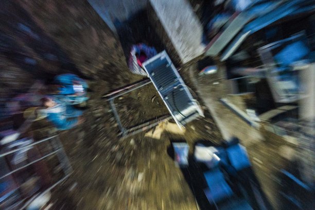 无人机坠落时拍摄的最后一张照片，嘈杂而模糊图片下载