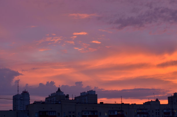 日落时城市中的建筑物图片下载