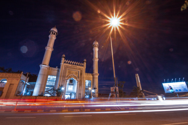 夜景palayam juma masjid, thiruvananthapuram，喀拉拉邦，印度，城市交通，路灯和清真寺的长曝光照片图片下载