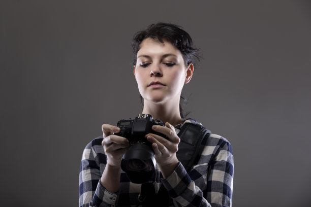 女摄影师在工作室里为复合材料摆姿势图片下载