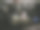年轻女子在咖啡厅快乐工作。图片下载