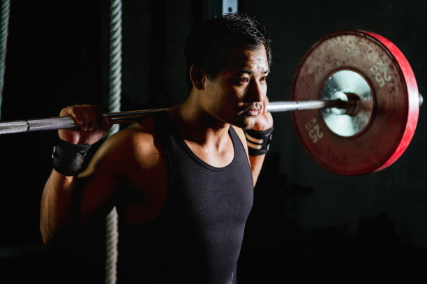 适合肌肉运动的男性健美运动员锻炼，下蹲，举杠铃，在健身房锻炼，健身为健康的生活方式图片下载